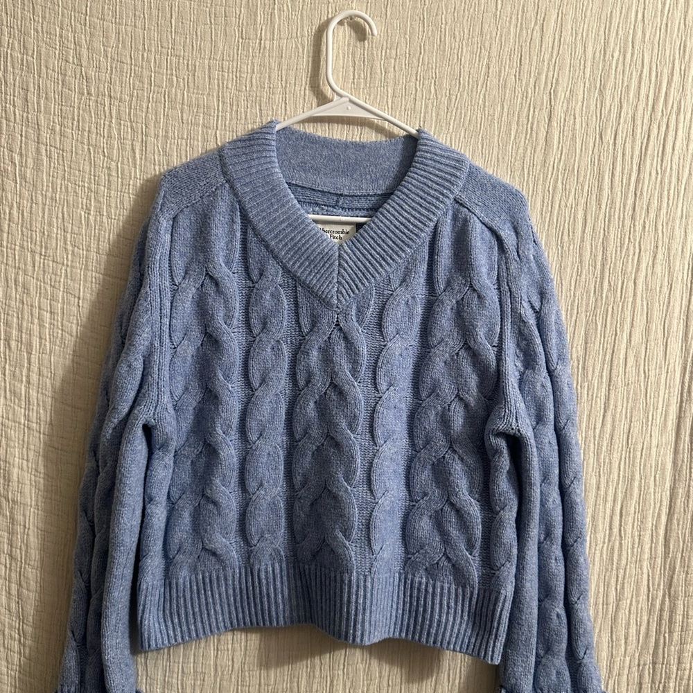 Abercombie Cable Knit V-Neck Sweater - Sz xs